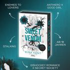 Buchcover von "Sweet Venom" mit Texten: "Enemies to Lovers", "Antihero x Good Girl", "Stalking", "Ab 18 Jahren", "Eishockey Romance x Secret Society". Darauf ist eine weiße Schlange und zwei blaue Blüten.