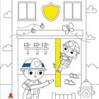 Illustration: Zwei Feuerwehrleute üben beim Feuerwehrhaus. Einer hält einen Schlauch, der andere rutscht eine Stange hinunter.