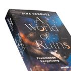 Cover eines Buches von Rina Vasquez: "A World of Ruins: Flammende Vergeltung". Zeigt Drachenhaut und faszinierende Farben.