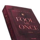 "Fool Me Once" in großer Schrift, darunter "Roman". Geschmücktes, dunkles Cover mit goldenen Akzenten.