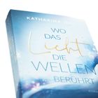 Titel: "Wo das Licht die Wellen berührt" von Katharina Juli. Pastellblaue Farbverläufe mit goldener Schrift.