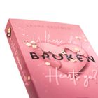"Where do Broken Hearts go?" Ein rosafarbenes Buchcover mit einem gebrochenen Herz und kleinen Blumen.
