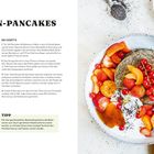 "Mohn-Pancakes Rezept und Anleitung: Zutaten, Schritt-für-Schritt-Anweisungen. Rechts Pancakes mit Obst: Aprikosen, Erdbeeren."