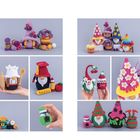 Bunte gehäkelte Figuren und Deko; Text: "JAM" auf Marmeladengläsern. Niedliche Gnome und Häuschen-Designs.