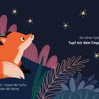 „Die Lichter funkeln zu dir. Tupp mit dem Finger und zeig sie mir.“ Ein Fuchs blickt zu funkelnden Sternen am Nachthimmel.