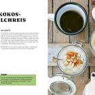 Text: Kokos-Milchreis, Zutaten für 2 Portionen, Rezeptanleitung. Tipp: Reis durch 120g Reissirup ersetzen. Links Rezept, rechts ein gedeckter Tisch mit Milchreisgläsern und Tasse.