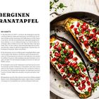 "Auberginen mit Granatapfel" steht in großen Buchstaben. Zu sehen sind gefüllte Auberginen mit Joghurt und Granatapfelkernen.