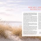"MEINE WELT, DEINE WELT – NACHHALTIG NÄHEN" in roter Schrift. Links Dünenlandschaft mit Gräsern und Meer im Hintergrund.