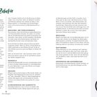 Zubehör: Nähmaschine, Overlock, Schneiderschere, Maßband, Stecknadeln. Rechts: Garnrollen, Schere, Maßband auf Stoff.