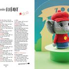 Sprechender ELEFANT. Ich bin 10 cm groß! Abbildung: ein gehäkelter Elefant mit rotem Hut und Pulli steht auf grünem Podest.