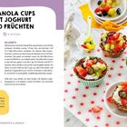Rezept für Granola Cups mit Joghurt und Früchten, links Textanleitung, rechts bunte Granola Cups mit Obst.