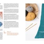 Links Anleitungen zur Maschenprobe und Tipps, rechts Garnknäuel und Strickstück auf Holzplatte mit Stricknadeln.