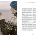 Strickstücke inspiriert vom Meer – Sadnesgarn. Texte beschreiben Strickanleitungen für Kapuze und Halsbündchen. Rechts sind zwei Personen in gestrickten Pullovern.