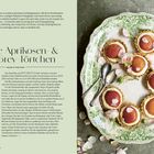 „Kleine Aprikosen- & Earl Grey-Törtchen“ Rezept für 10 Törtchen. Bild zeigt Törtchen auf grünem Teller mit Blumen.