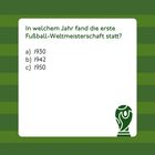 "In welchem Jahr fand die erste Fußball-Weltmeisterschaft statt? a) 1930 b) 1942 c) 1950" Links ist ein Pokal-Logo.