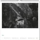 März. Ein altes, verfallenes Haus steht einsam an einem steilen, bewaldeten Berghang.