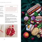 "ZUSAMMENSETZEN" und "OPTION" beschreiben Häkelanleitungen. Rechts bunte, gehäkelte Früchte und Lebensmittel.