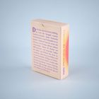Text: "Erwecke die Kraft deiner AURA." Eine Verpackung in sanften Farben mit spirituellem Thema über Aura und Karten.