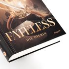„FATELESS: DIE DIEBIN“ steht in goldener Schrift auf dunklem Hintergrund. Darstellung eines Bogenschützen.