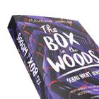 Text: "The Box in the Woods", "Maureen Johnson", "Schau nicht hin". 
Cover: Mysteriöse, dunkle Illustration mit roten Linien.