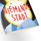 "Niemandsstadt" steht in großen, roten Buchstaben, umgeben von stilisierten, blauen Gebäuden und angedeuteten Vögeln.