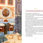 Kapitel 2: Kreuzbirnbaumundhollerstauden. Links: Eine farbenfrohe Illustration eines Geschäfts mit der Aufschrift "AM STADTTOR".