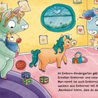 Im Einhorn-Kindergarten gibt es erwachsene Erzieher-Einhörner und viele Einhörnchen. Fröhliche, bunte Einhörner im Raum.