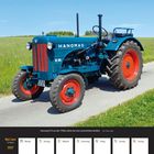 Ein Hanomag R 35 Traktor aus den 1950er Jahren fährt auf einem Weg, umgeben von grünen Feldern. Unten ist ein Kalender für Mai/Juni 2027.