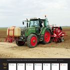 Februar 2027, Montag der 15. bis Sonntag der 21. Ein Traktor auf einem Feld mit landwirtschaftlichem Gerät.