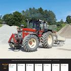 IHC 1455 Traktor auf Kieswerk, Kalender für März/April 2027, Osterdatum hervorgehoben. Im Hintergrund Bäume und Kieshaufen.