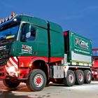 Der Text „KAHL SCHWERLAST, www.kahl-schwerlast.de“ ist auf einem großen, grünen Schwerlast-Lkw zu sehen.
