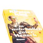 „Ein unheimlich guter Mensch. Roman.“ Eine Frau in Renaissance-Kleidung mit Kopfhörern und Smartphone, vor gelbem Hintergrund.