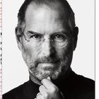 Ein Mann mit Brille und Bart schaut ernst; er berührt sein Kinn nachdenklich.