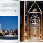 Seite 152. Links Manhattan Skyline mit Empire State Building. Rechts ein beleuchteter Korridor mit Säulen und Dreiecksdach.