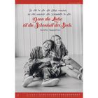 "Text: So viel in dir die Liebe wächst, so viel wächst die Schönheit in dir. Denn die Liebe ist die Schönheit der Seele. Aurelius Augustinus. Zwei lachende Personen sitzen auf dem Boden."