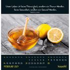Zitat von Martin Luther. Kalender für Februar 2027. Honig mit Holzstab, Zitrone und Minzblätter auf Holz.