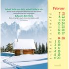 „Schaff Stille um dich, schau in dein Herz.“ – Phil Bosmans. Februar Kalender mit schneebedeckter Hütte und Bergen.