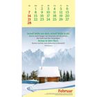 Kalender für Februar. Zitat von Phil Bosmans über innere Ruhe. Eine verschneite Hütte vor Bergen.