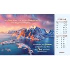 Text: "Der Herr, unser Gott, ist der Herrscher über die ganze Schöpfung. Wir wollen uns freuen und jubeln und ihm die Ehre erweisen. Offenbarung 19,6-7." Kalender für Februar. Hintergrund: Winterlandschaft mit Bergen und Meer.