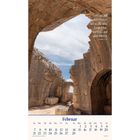 "Vertrau auf den Herrn, sei stark und fasse Mut, vertrau auf den Herrn. Psalm 27,14." zeigt Ruinenbögen unter blauem Himmel. Darunter: Kalender Februar 2023.