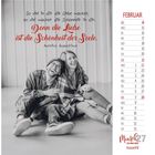 Zitat: "So viel in dir die Liebe wächst, so viel wächst die Schönheit in dir. Denn die Liebe ist die Schönheit der Seele." – Aurelius Augustinus.  
Rechts ein Kalender für Februar. Links sitzt ein Paar lächelnd auf dem Boden.