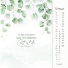 Text: „In der Stille kann mein Herz erkennen: Gott ist da. nach Psalm 46,11-12“. Rechts ist ein Kalender für Februar. Oben grüne Blätter.