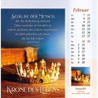 Zitat von Jakobus 1,12 über Prüfungen und Krone des Lebens. Kalender für Februar. Goldene Krone auf einem Tisch.