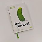„Johanna Sebauer, Das Gurkerl, illustriert von Nikolaus Heidelbach, DUMONT“; Abbildung einer grünen Gurke.