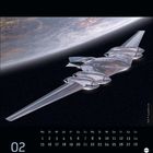 Kalender für Februar: Datum von 1 bis 28 an Wochentagen. Futuristisches Raumschiff vor einem Planeten im Weltraum.