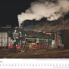 "FEBRUAR" Kalender mit historischen Dampflokomotive bei Nacht, dampft vor einem Schuppen, Schienen im Vordergrund.