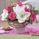 Kalenderblatt mit „Februar“ unten, großer Blumenstrauß mit weißen Lilien und rosa Rosen in einer Vase.