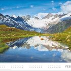 FEBRUAR. Zahlen 1-28 für die Tage. Alpenlandschaft mit Bergen und See, der die Gipfel und den Himmel spiegelt.