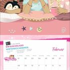 Ein Kalenderblatt für Februar mit To-do-Liste für ein kuscheliges Winterwochenende. Drei gezeichnete Mädchen oben.