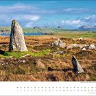 Text: "februar", Kalender mit Datum vom 1. bis 28. Februar. Landschaft mit Megalithen auf einer Wiese, Meer im Hintergrund.
